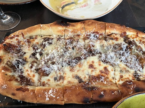 up close fig pizza 